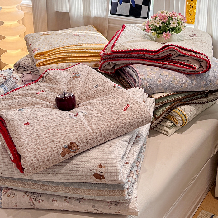 91家纺网 家纺一手货源 找家纺 一比一家纺 2026春夏新款三角针泡芙纱夏被夏凉被空调被四件套 组合图仅供展示不可下单