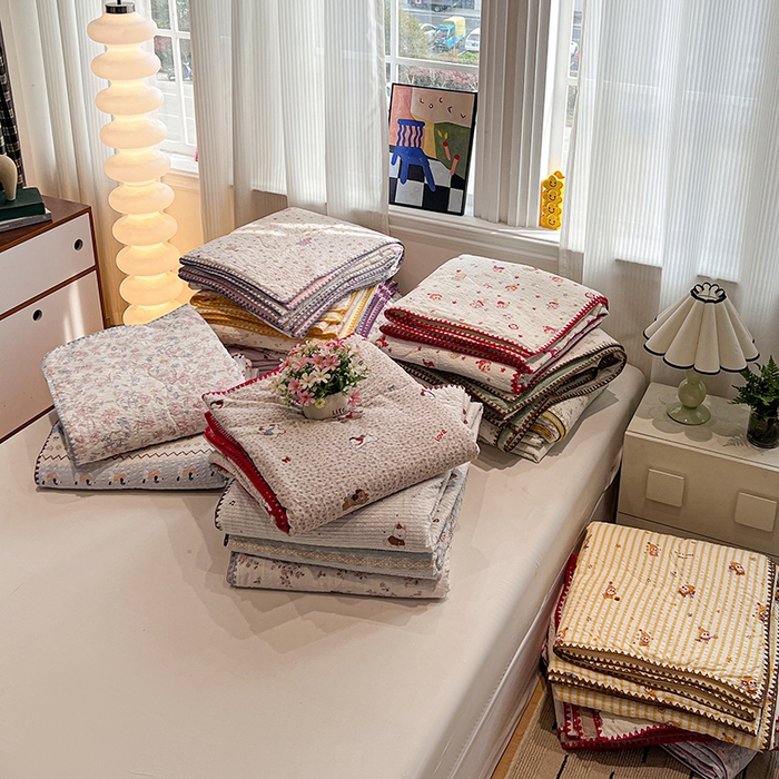 91家纺网 家纺一手货源 找家纺 一比一家纺 2026春夏新款三角针泡芙纱夏被夏凉被空调被四件套 组合图仅供展示不可下单