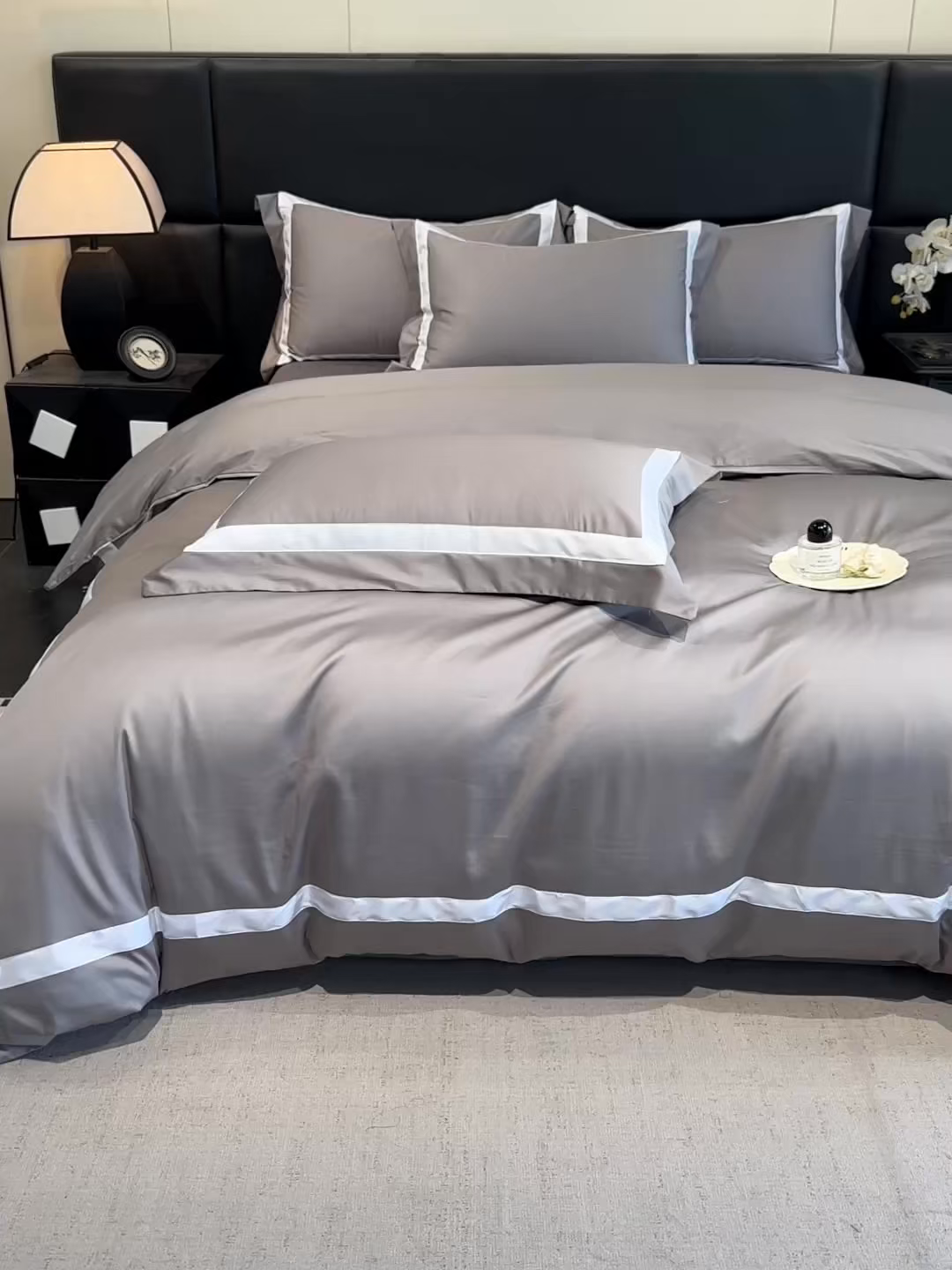 91家纺网 家纺一手货源 找家纺 苏源家居 2026新款夏季酒店风水洗天丝织带款冰丝被套四件套-慕尚 慕尚-浅灰