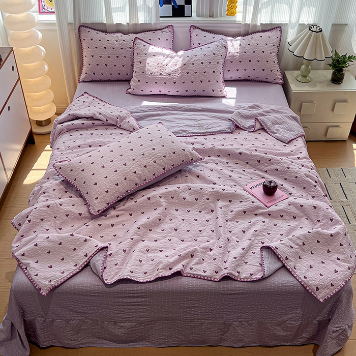 91家纺网 家纺一手货源 找家纺 一比一家纺 2026春夏新款三角针泡芙纱夏被夏凉被空调被四件套 三角针夏被-爱心紫