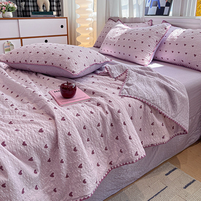 91家纺网 家纺一手货源 找家纺 一比一家纺 2026春夏新款三角针泡芙纱夏被夏凉被空调被四件套 三角针夏被-爱心紫