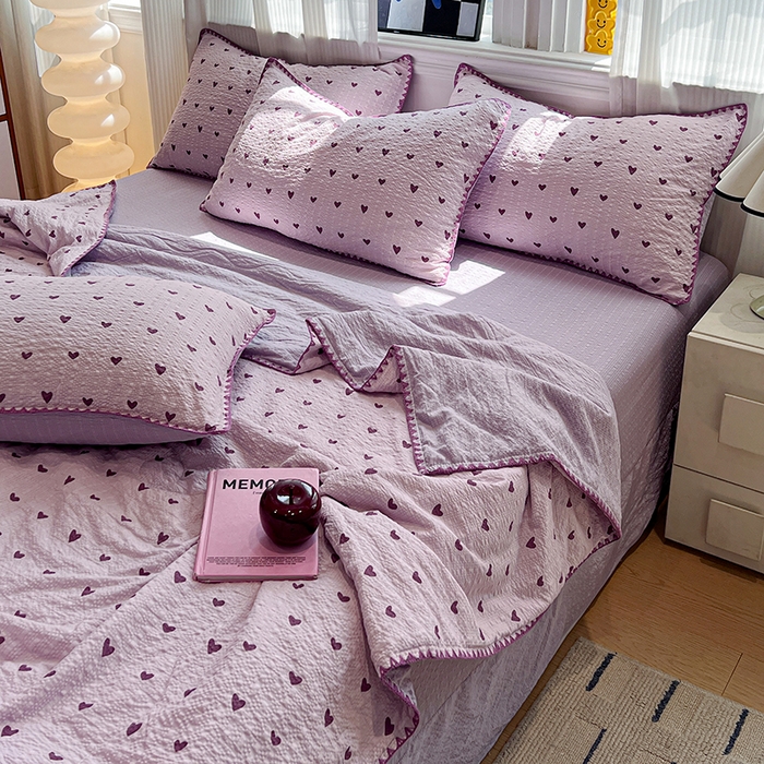 91家纺网 家纺一手货源 找家纺 一比一家纺 2026春夏新款三角针泡芙纱夏被夏凉被空调被四件套 三角针夏被-爱心紫