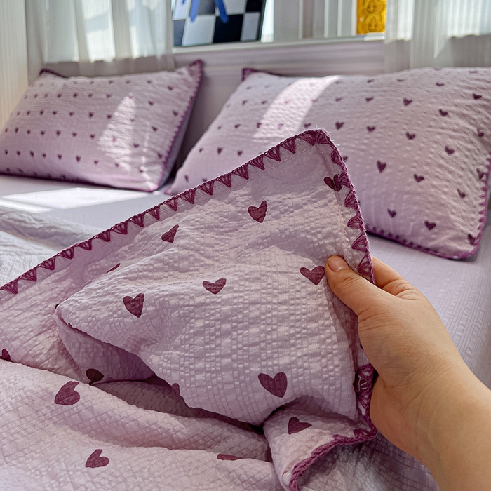 91家纺网 家纺一手货源 找家纺 一比一家纺 2026春夏新款三角针泡芙纱夏被夏凉被空调被四件套 三角针夏被-爱心紫