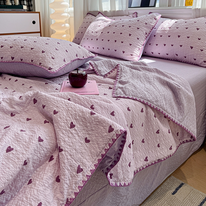 91家纺网 家纺一手货源 找家纺 一比一家纺 2026春夏新款三角针泡芙纱夏被夏凉被空调被四件套 三角针夏被-爱心紫