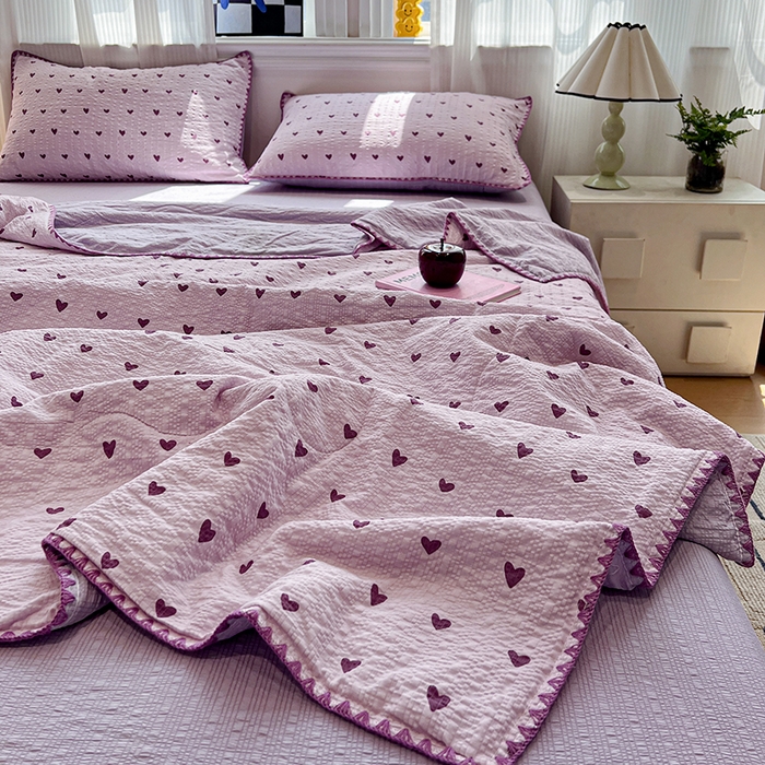 91家纺网 家纺一手货源 找家纺 一比一家纺 2026春夏新款三角针泡芙纱夏被夏凉被空调被四件套 三角针夏被-爱心紫