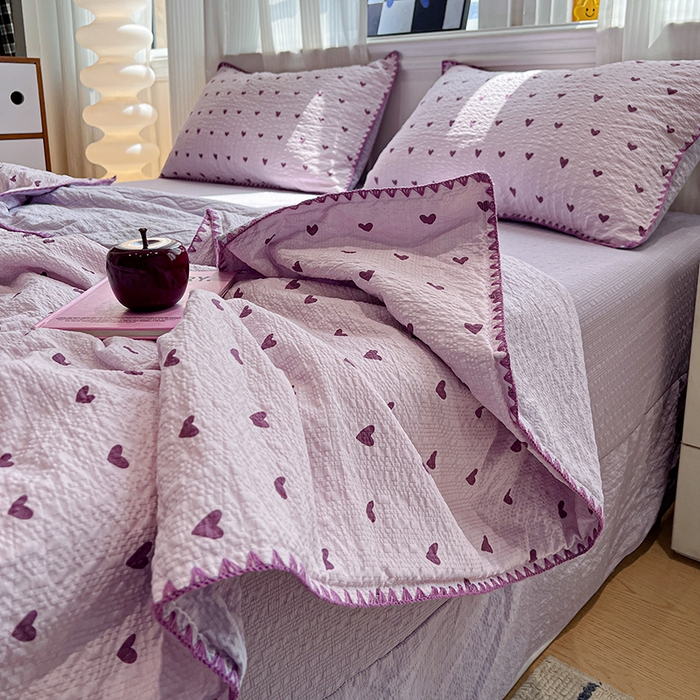 91家纺网 家纺一手货源 找家纺 一比一家纺 2026春夏新款三角针泡芙纱夏被夏凉被空调被四件套 三角针夏被-爱心紫