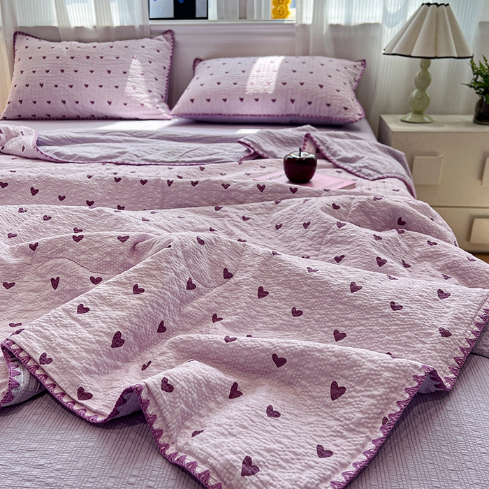 91家纺网 家纺一手货源 找家纺 一比一家纺 2026春夏新款三角针泡芙纱夏被夏凉被空调被四件套 三角针夏被-爱心紫