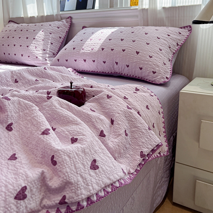 91家纺网 家纺一手货源 找家纺 一比一家纺 2026春夏新款三角针泡芙纱夏被夏凉被空调被四件套 三角针夏被-爱心紫