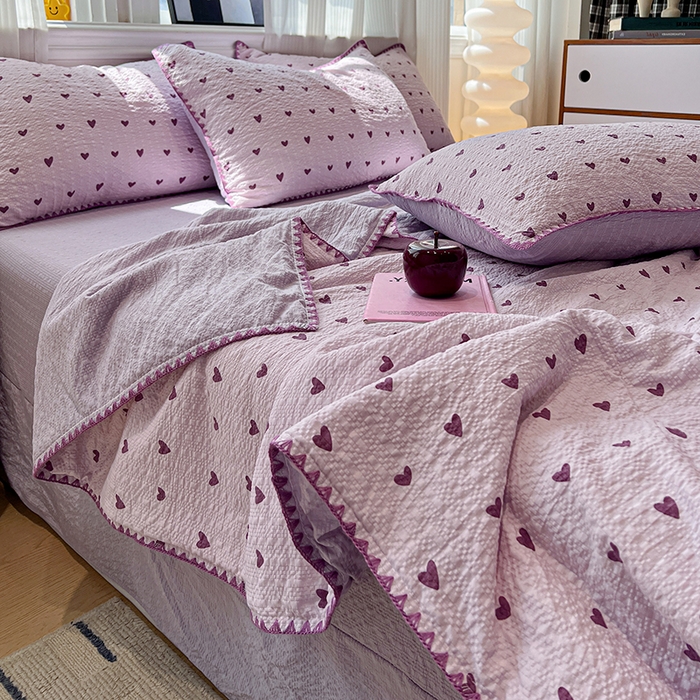 91家纺网 家纺一手货源 找家纺 一比一家纺 2026春夏新款三角针泡芙纱夏被夏凉被空调被四件套 三角针夏被-爱心紫