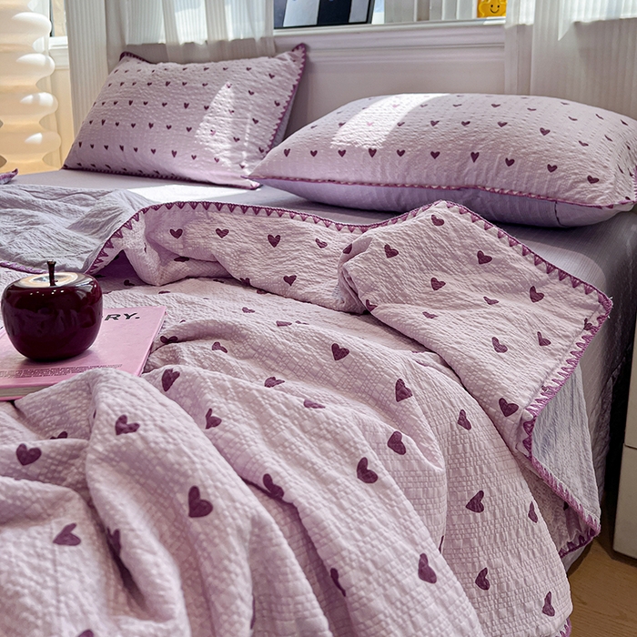 91家纺网 家纺一手货源 找家纺 一比一家纺 2026春夏新款三角针泡芙纱夏被夏凉被空调被四件套 三角针夏被-爱心紫