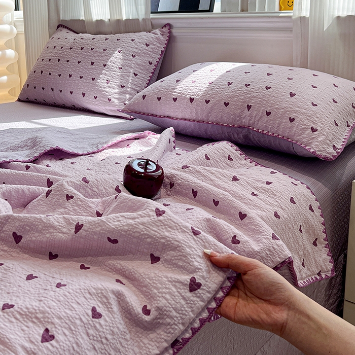91家纺网 家纺一手货源 找家纺 一比一家纺 2026春夏新款三角针泡芙纱夏被夏凉被空调被四件套 三角针夏被-爱心紫