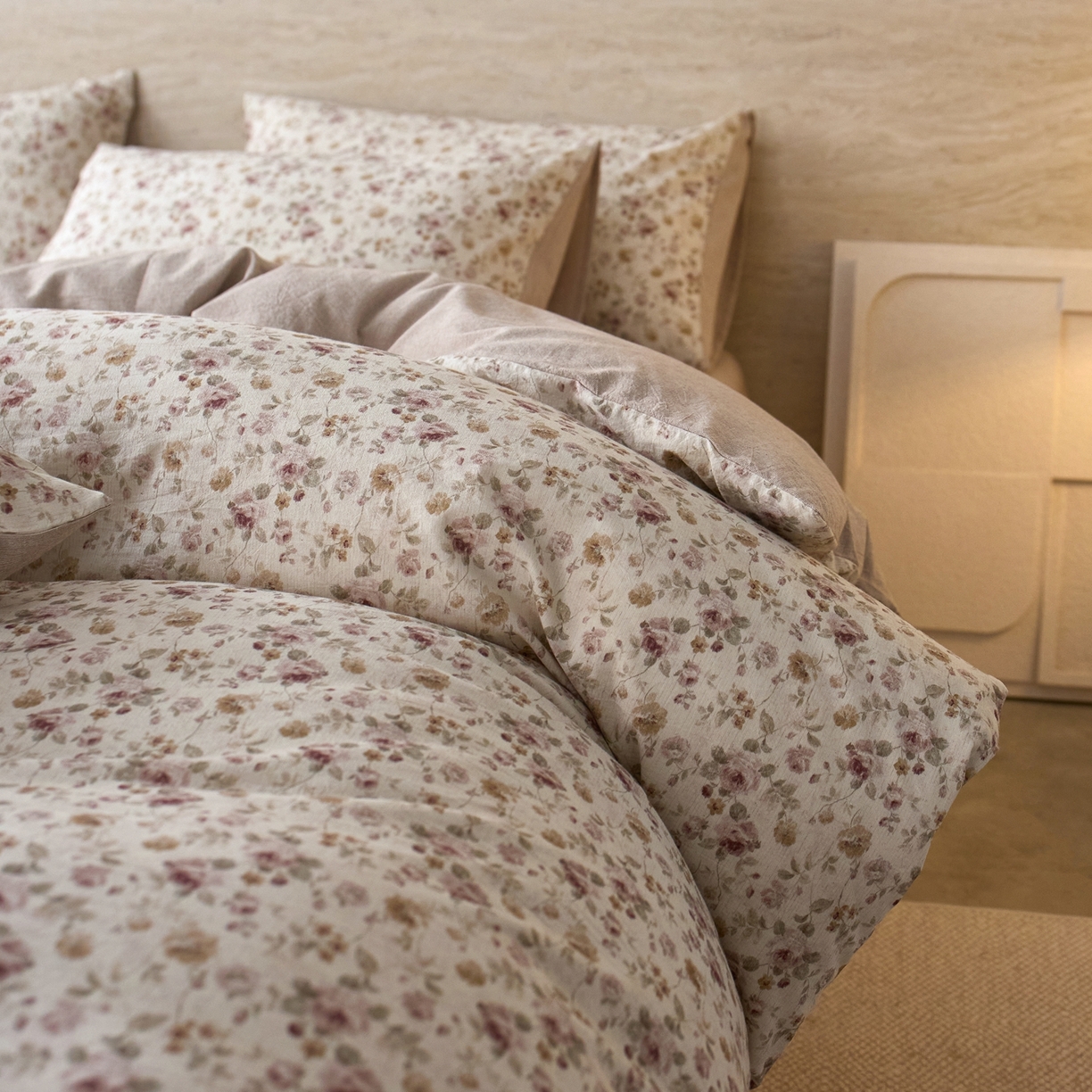 91家纺网 家纺一手货源 找家纺 亿梵家居 2026春夏新款A类棉麻印花四件套 红唇之吻