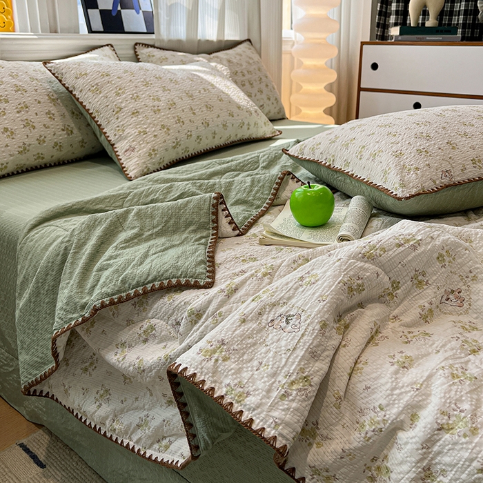 91家纺网 家纺一手货源 找家纺 一比一家纺 2026春夏新款三角针泡芙纱夏被夏凉被空调被四件套 三角针夏被-春日小兔