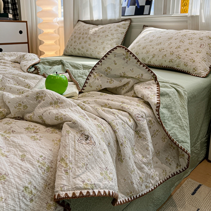 91家纺网 家纺一手货源 找家纺 一比一家纺 2026春夏新款三角针泡芙纱夏被夏凉被空调被四件套 三角针夏被-春日小兔