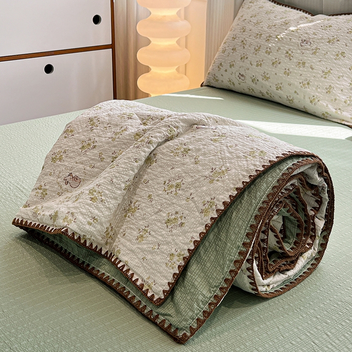 91家纺网 家纺一手货源 找家纺 一比一家纺 2026春夏新款三角针泡芙纱夏被夏凉被空调被四件套 三角针夏被-春日小兔