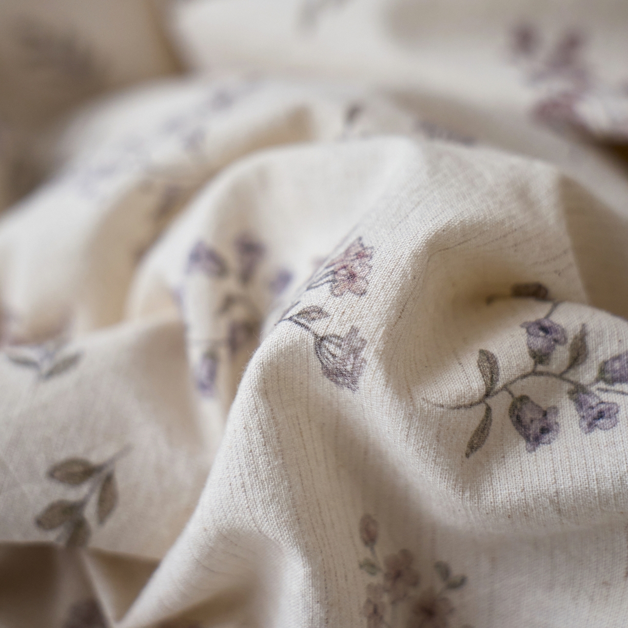 91家纺网 家纺一手货源 找家纺 亿梵家居 2026春夏新款A类棉麻印花四件套 花间微澜