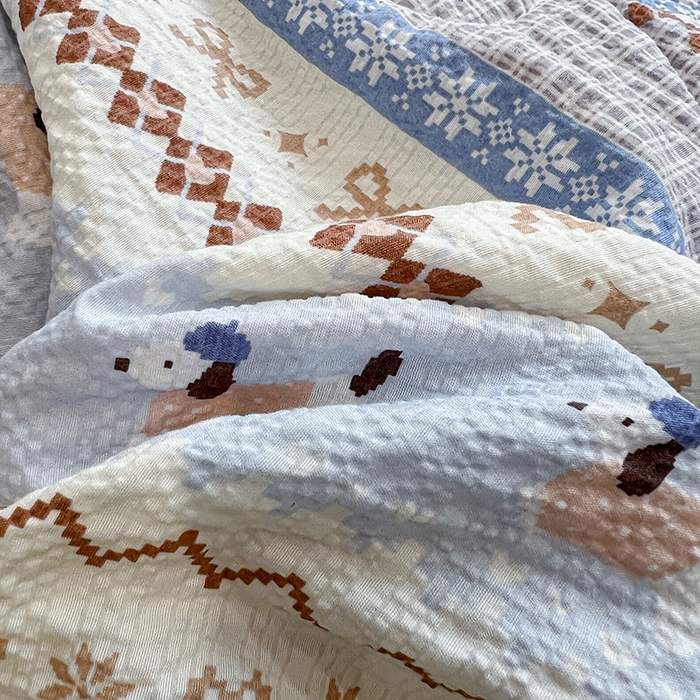 91家纺网 家纺一手货源 找家纺 一比一家纺 2026春夏新款三角针泡芙纱夏被夏凉被空调被四件套 三角针夏被-费尔岛蓝