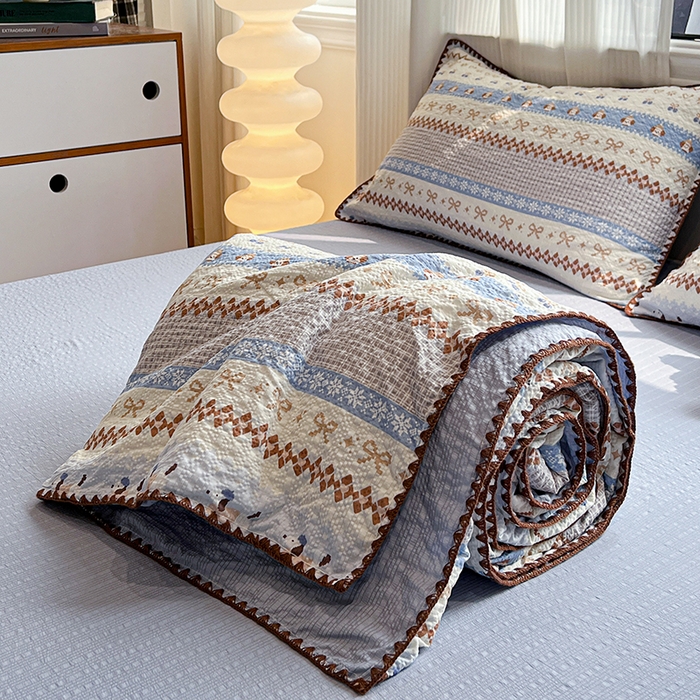 91家纺网 家纺一手货源 找家纺 一比一家纺 2026春夏新款三角针泡芙纱夏被夏凉被空调被四件套 三角针夏被-费尔岛蓝