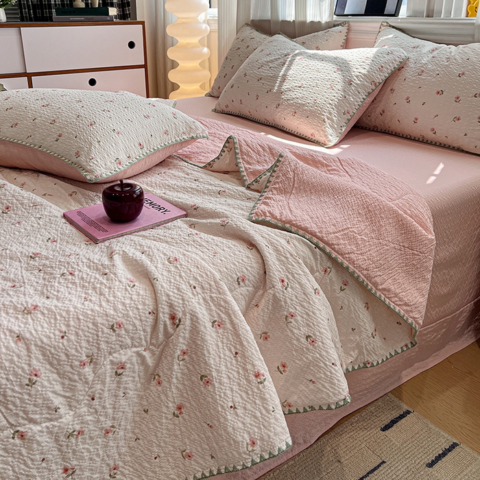 91家纺网 家纺一手货源 找家纺 一比一家纺 2026春夏新款三角针泡芙纱夏被夏凉被空调被四件套 三角针夏被-粉雾小花