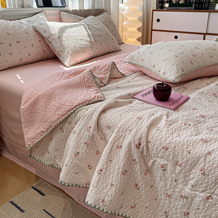 91家纺网 家纺一手货源 找家纺 一比一家纺 2026春夏新款三角针泡芙纱夏被夏凉被空调被四件套 三角针夏被-粉雾小花