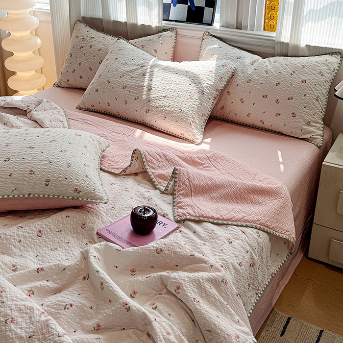 91家纺网 家纺一手货源 找家纺 一比一家纺 2026春夏新款三角针泡芙纱夏被夏凉被空调被四件套 三角针夏被-粉雾小花