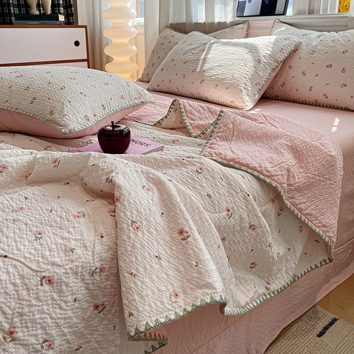 91家纺网 家纺一手货源 找家纺 一比一家纺 2026春夏新款三角针泡芙纱夏被夏凉被空调被四件套 三角针夏被-粉雾小花