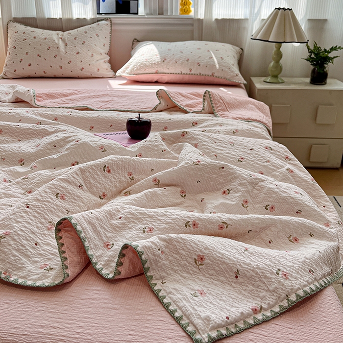 91家纺网 家纺一手货源 找家纺 一比一家纺 2026春夏新款三角针泡芙纱夏被夏凉被空调被四件套 三角针夏被-粉雾小花