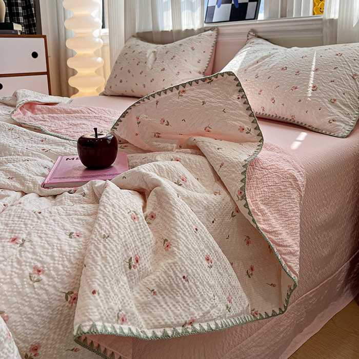 91家纺网 家纺一手货源 找家纺 一比一家纺 2026春夏新款三角针泡芙纱夏被夏凉被空调被四件套 三角针夏被-粉雾小花