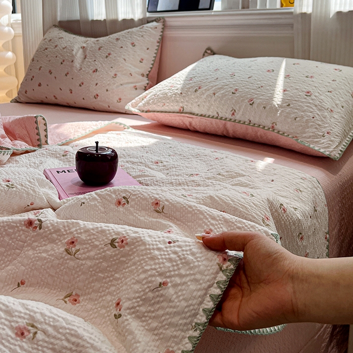 91家纺网 家纺一手货源 找家纺 一比一家纺 2026春夏新款三角针泡芙纱夏被夏凉被空调被四件套 三角针夏被-粉雾小花
