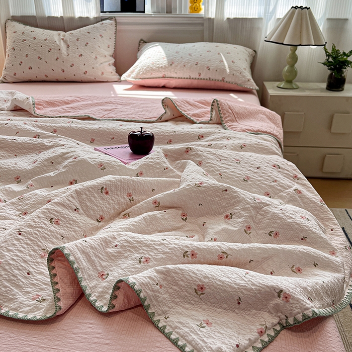 91家纺网 家纺一手货源 找家纺 一比一家纺 2026春夏新款三角针泡芙纱夏被夏凉被空调被四件套 三角针夏被-粉雾小花