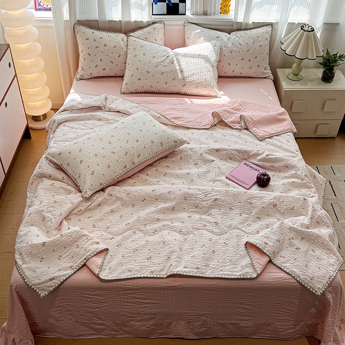 91家纺网 家纺一手货源 找家纺 一比一家纺 2026春夏新款三角针泡芙纱夏被夏凉被空调被四件套 三角针夏被-粉雾小花