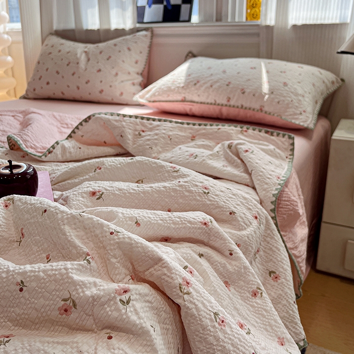 91家纺网 家纺一手货源 找家纺 一比一家纺 2026春夏新款三角针泡芙纱夏被夏凉被空调被四件套 三角针夏被-粉雾小花