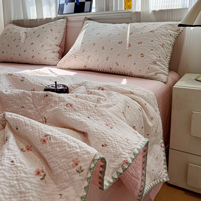 91家纺网 家纺一手货源 找家纺 一比一家纺 2026春夏新款三角针泡芙纱夏被夏凉被空调被四件套 三角针夏被-粉雾小花