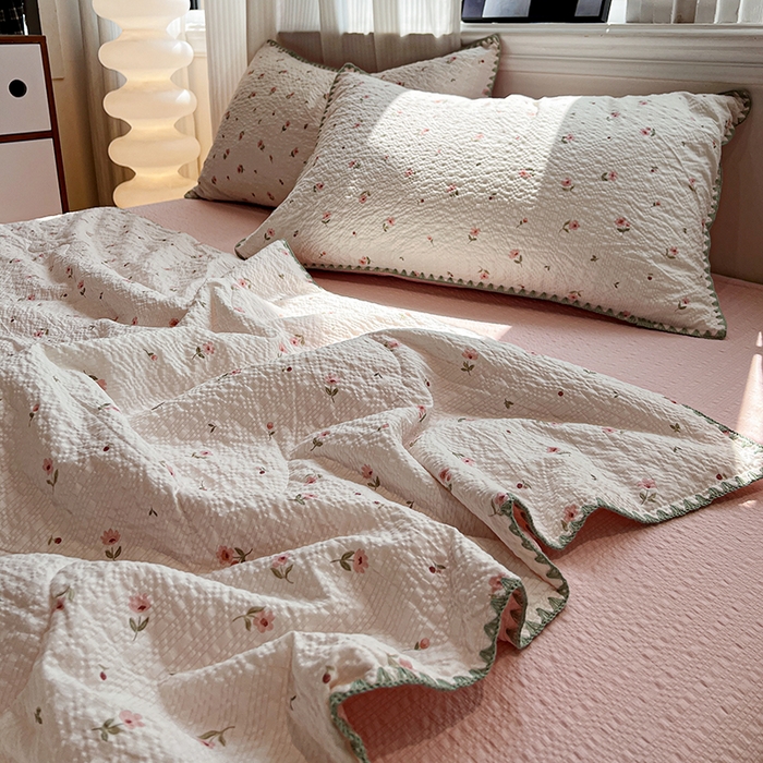 91家纺网 家纺一手货源 找家纺 一比一家纺 2026春夏新款三角针泡芙纱夏被夏凉被空调被四件套 三角针夏被-粉雾小花