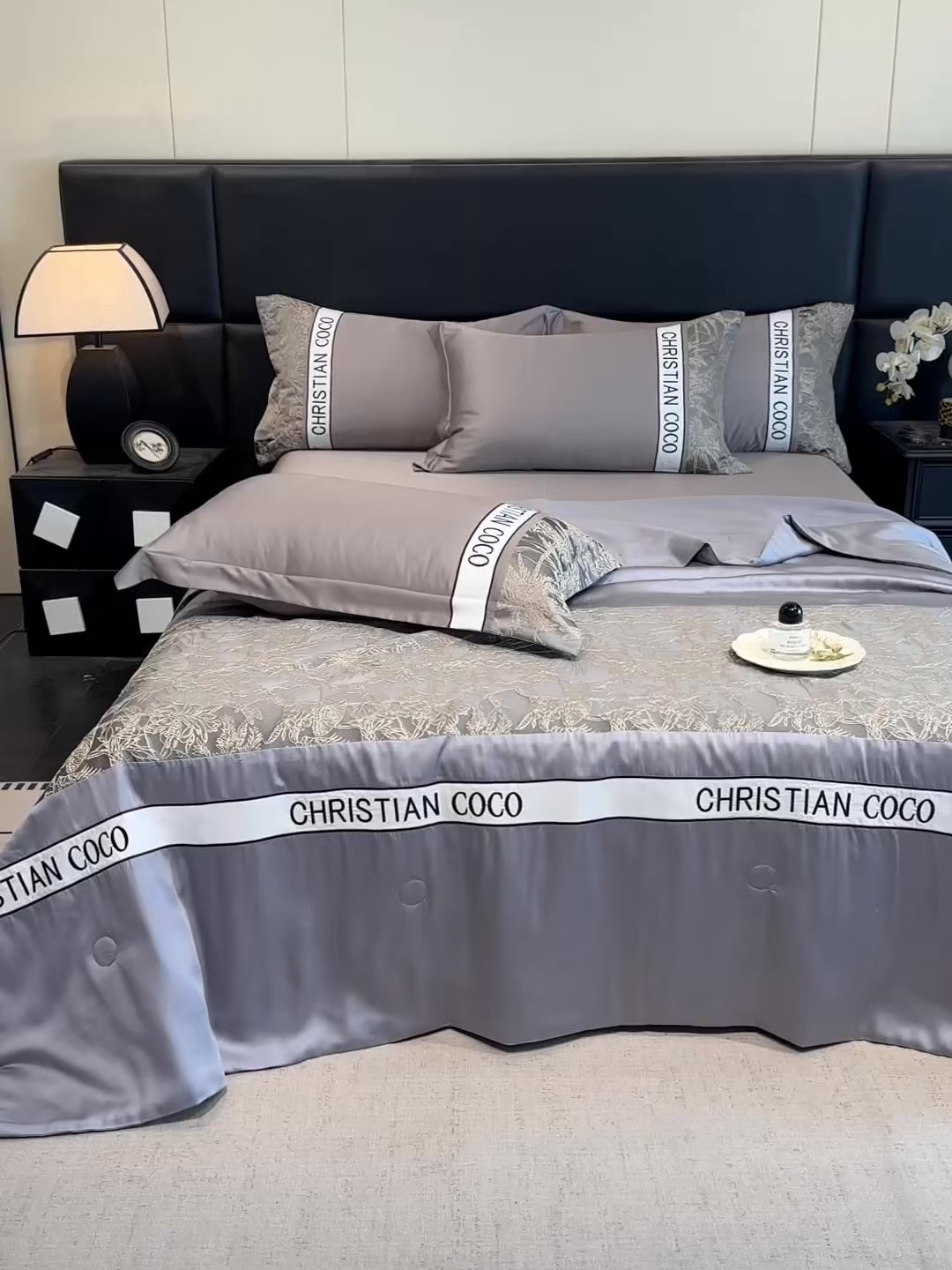 91家纺网 家纺一手货源 找家纺 苏源家居 2026新款轻奢水洗天丝刺绣拼接浮雕夏被夏凉被空调被四件套-梦境 梦境-浅灰