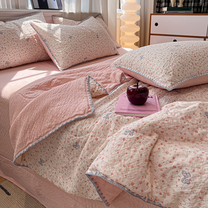 91家纺网 家纺一手货源 找家纺 一比一家纺 2026春夏新款三角针泡芙纱夏被夏凉被空调被四件套 三角针夏被-赫拉花园