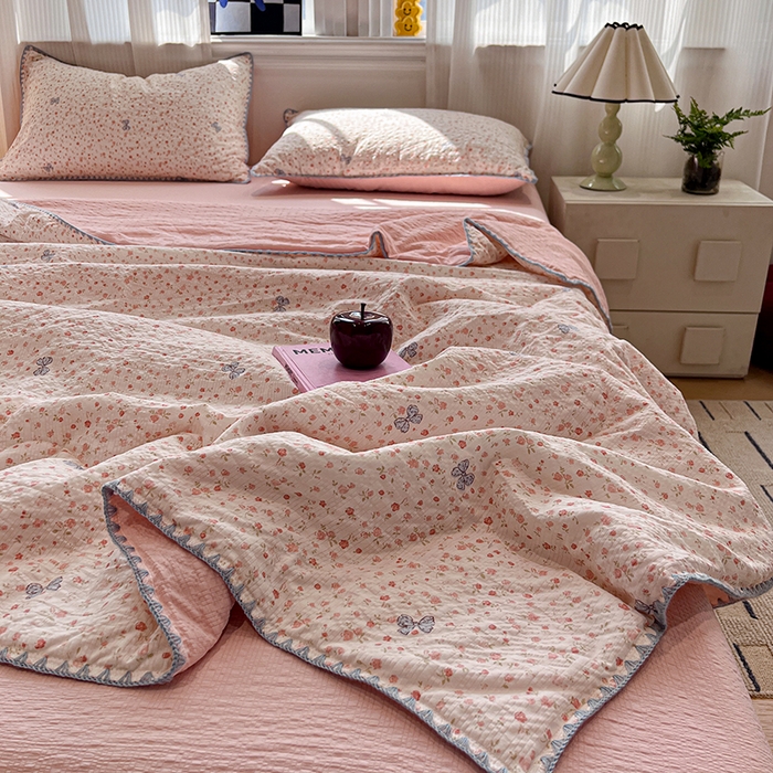 91家纺网 家纺一手货源 找家纺 一比一家纺 2026春夏新款三角针泡芙纱夏被夏凉被空调被四件套 三角针夏被-赫拉花园