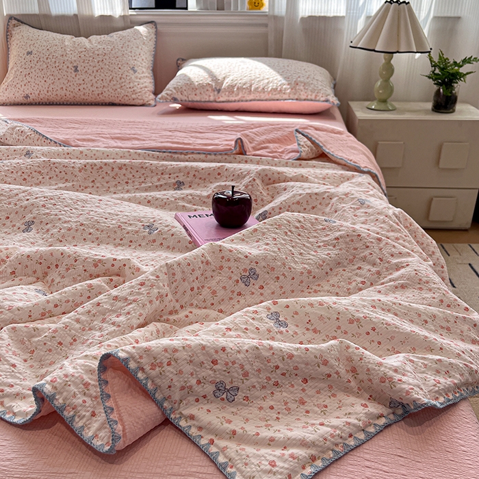 91家纺网 家纺一手货源 找家纺 一比一家纺 2026春夏新款三角针泡芙纱夏被夏凉被空调被四件套 三角针夏被-赫拉花园