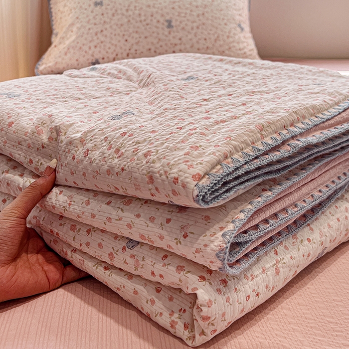 91家纺网 家纺一手货源 找家纺 一比一家纺 2026春夏新款三角针泡芙纱夏被夏凉被空调被四件套 三角针夏被-赫拉花园