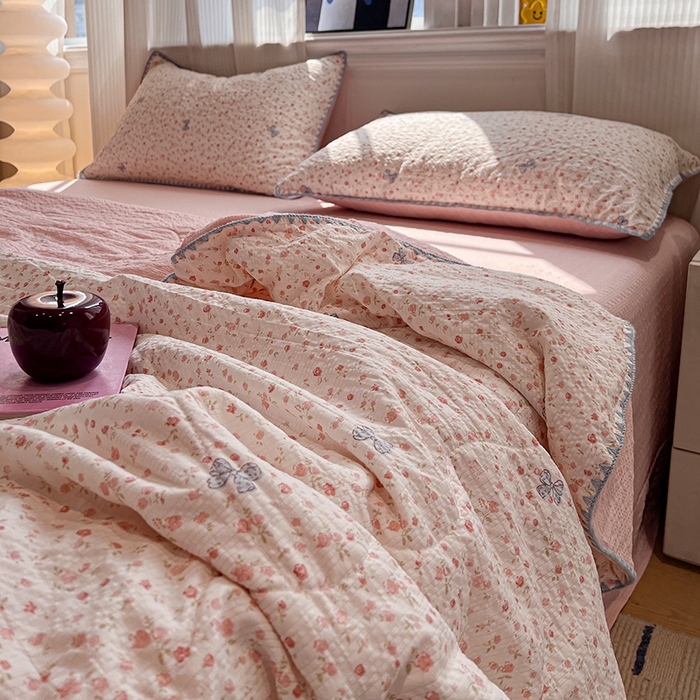 91家纺网 家纺一手货源 找家纺 一比一家纺 2026春夏新款三角针泡芙纱夏被夏凉被空调被四件套 三角针夏被-赫拉花园