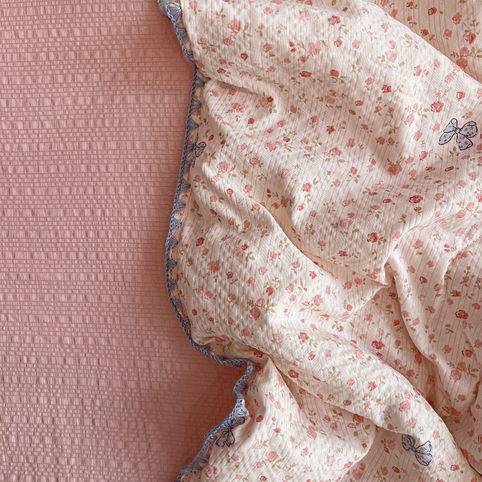 91家纺网 家纺一手货源 找家纺 一比一家纺 2026春夏新款三角针泡芙纱夏被夏凉被空调被四件套 三角针夏被-赫拉花园