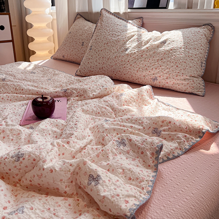 91家纺网 家纺一手货源 找家纺 一比一家纺 2026春夏新款三角针泡芙纱夏被夏凉被空调被四件套 三角针夏被-赫拉花园