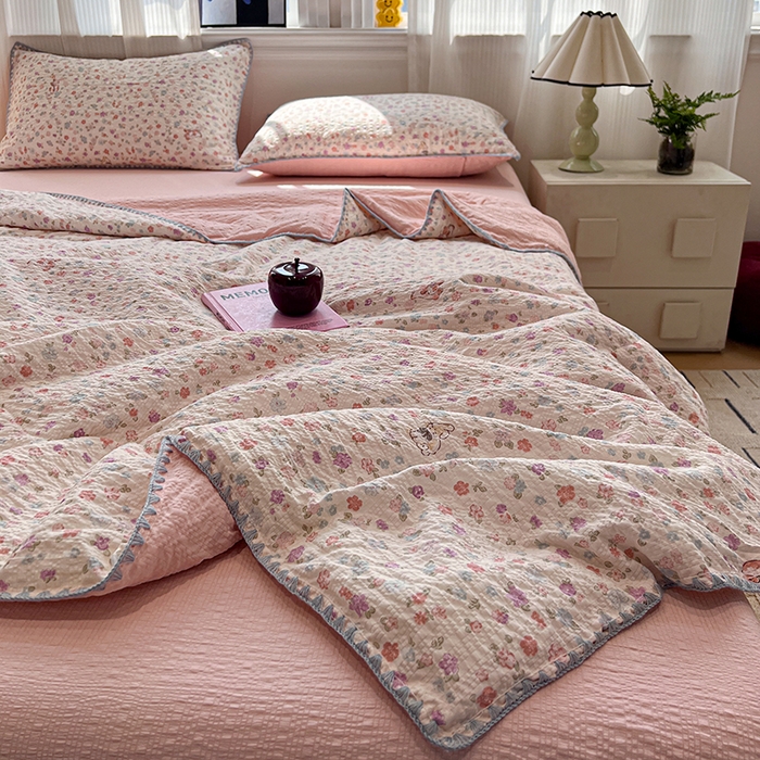 91家纺网 家纺一手货源 找家纺 一比一家纺 2026春夏新款三角针泡芙纱夏被夏凉被空调被四件套 三角针夏被-花漾萌兔