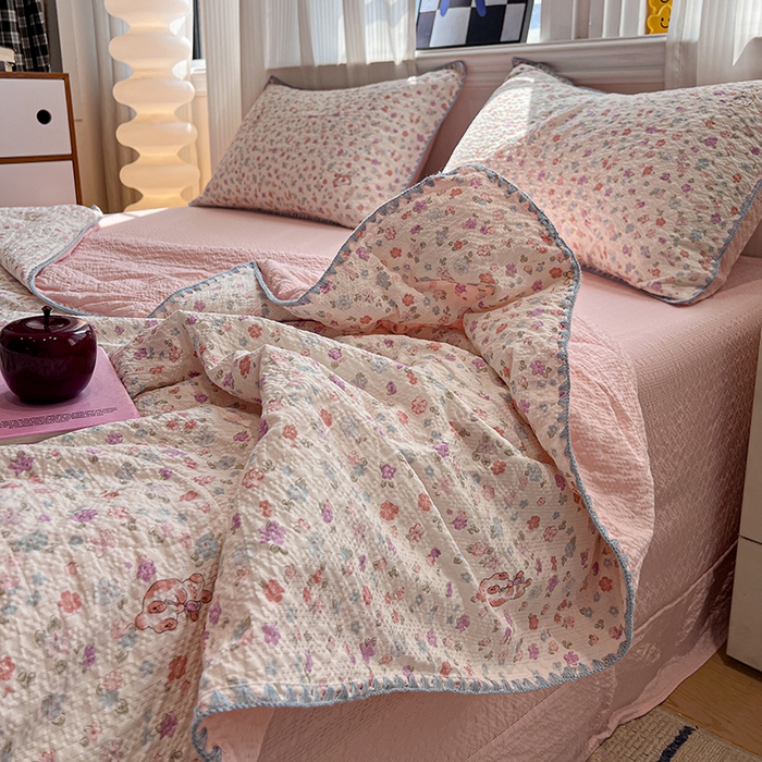 91家纺网 家纺一手货源 找家纺 一比一家纺 2026春夏新款三角针泡芙纱夏被夏凉被空调被四件套 三角针夏被-花漾萌兔