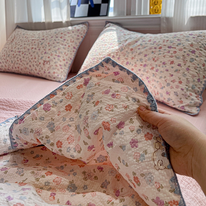 91家纺网 家纺一手货源 找家纺 一比一家纺 2026春夏新款三角针泡芙纱夏被夏凉被空调被四件套 三角针夏被-花漾萌兔
