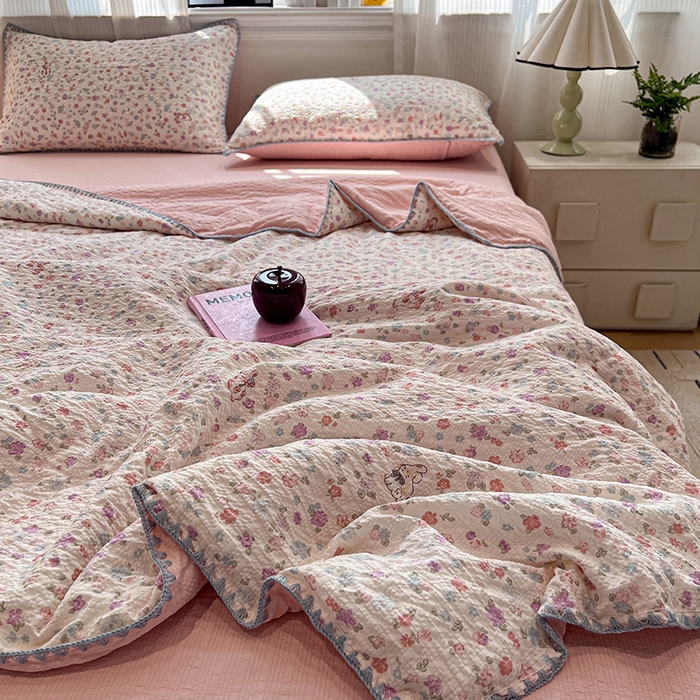 91家纺网 家纺一手货源 找家纺 一比一家纺 2026春夏新款三角针泡芙纱夏被夏凉被空调被四件套 三角针夏被-花漾萌兔