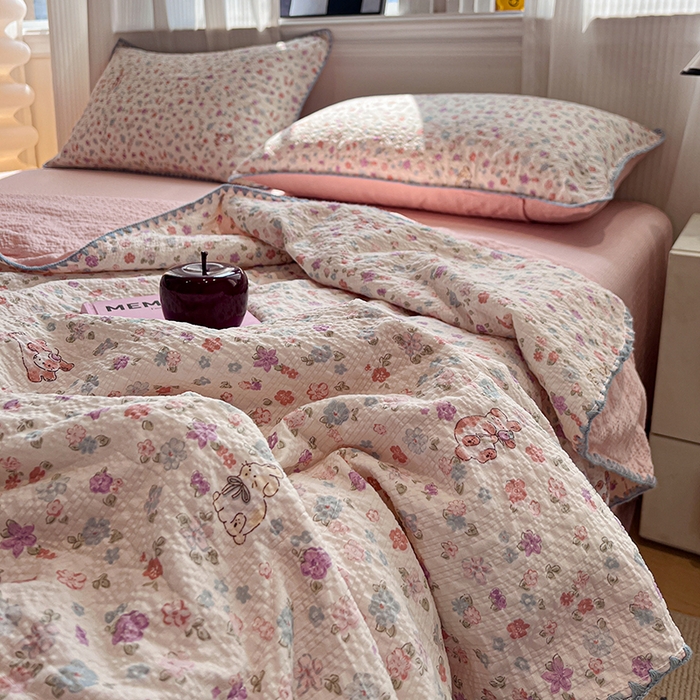 91家纺网 家纺一手货源 找家纺 一比一家纺 2026春夏新款三角针泡芙纱夏被夏凉被空调被四件套 三角针夏被-花漾萌兔