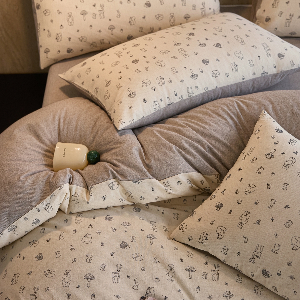 91家纺网 家纺一手货源 找家纺 亿梵家居 2026春夏新款A类棉麻印花四件套 奇妙森林