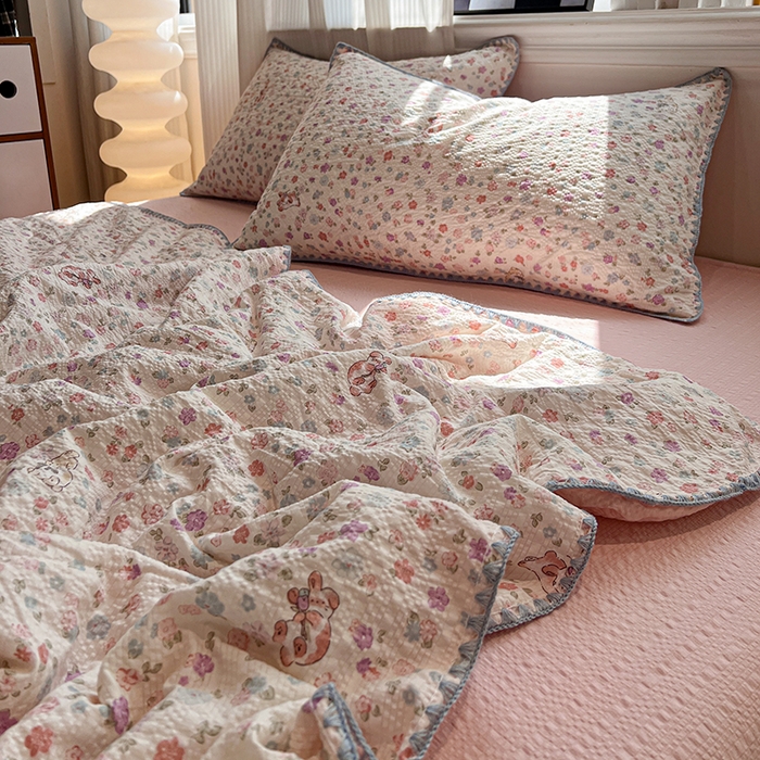 91家纺网 家纺一手货源 找家纺 一比一家纺 2026春夏新款三角针泡芙纱夏被夏凉被空调被四件套 三角针夏被-花漾萌兔