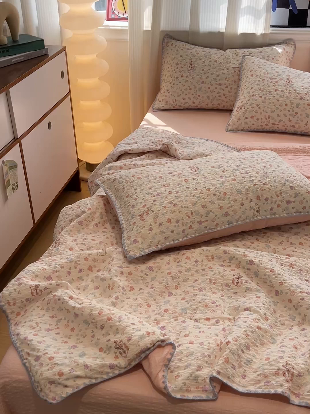 91家纺网 家纺一手货源 找家纺 一比一家纺 2026春夏新款三角针泡芙纱夏被夏凉被空调被四件套 三角针夏被-花漾萌兔